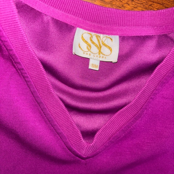 SSYS The Label Magenta V-Neck Tee Lightweight Soft Women’s Top - Picture 4 of 6